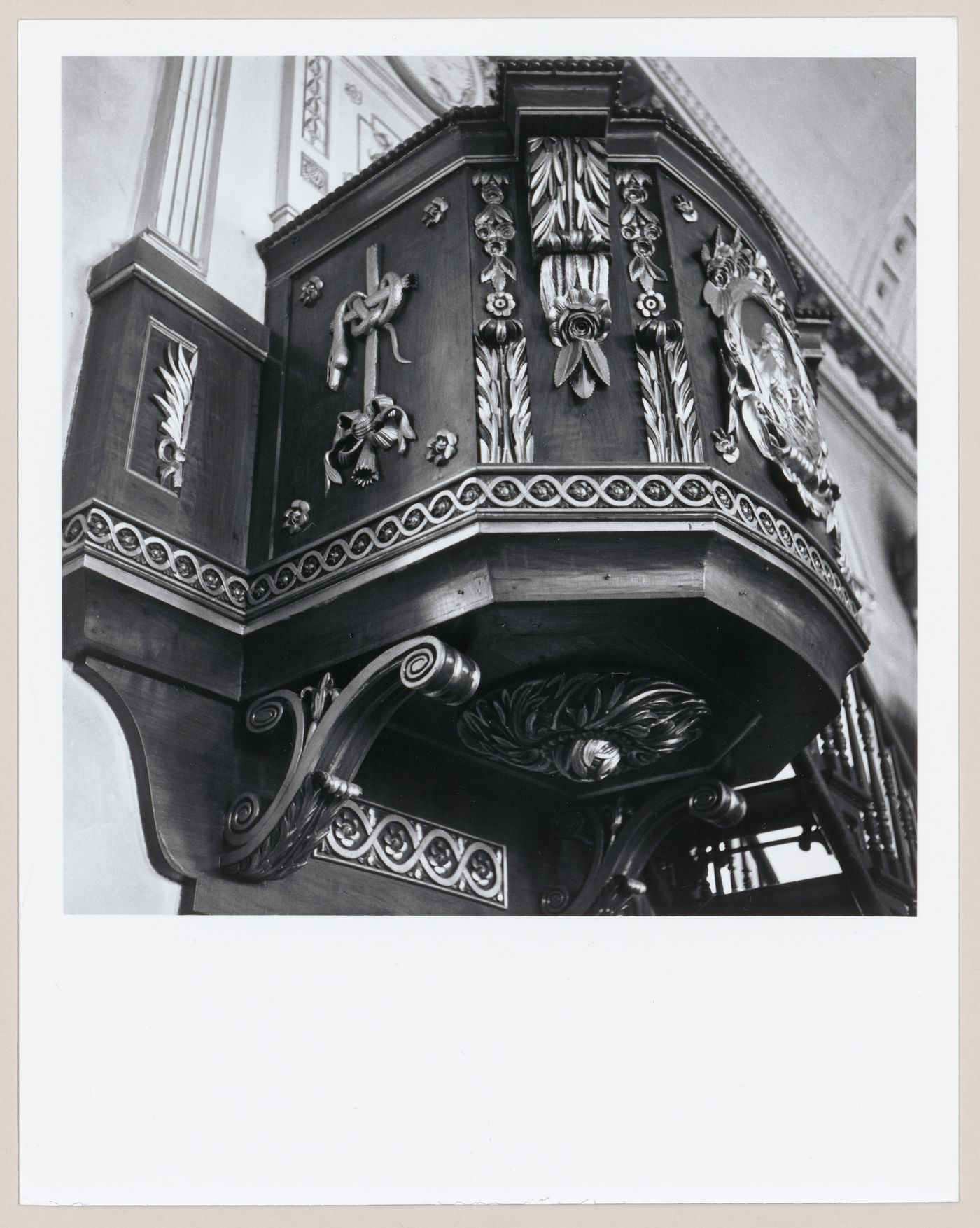 Chaire en encorbellement, église de Saint-André-de-Kamouraska, Québec