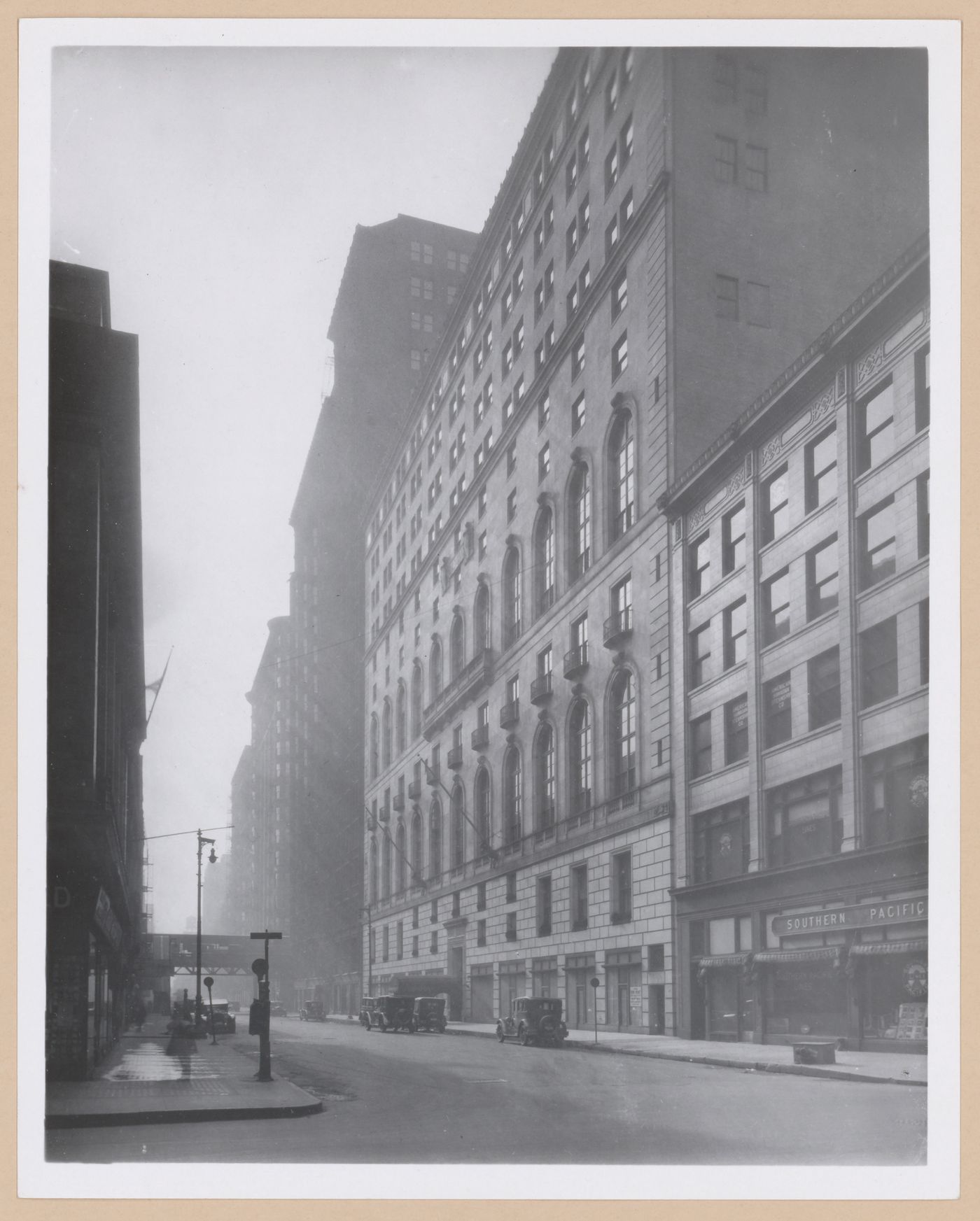 Oblique view of the principal façade of the Standard Club Building, Chicago, Illinois