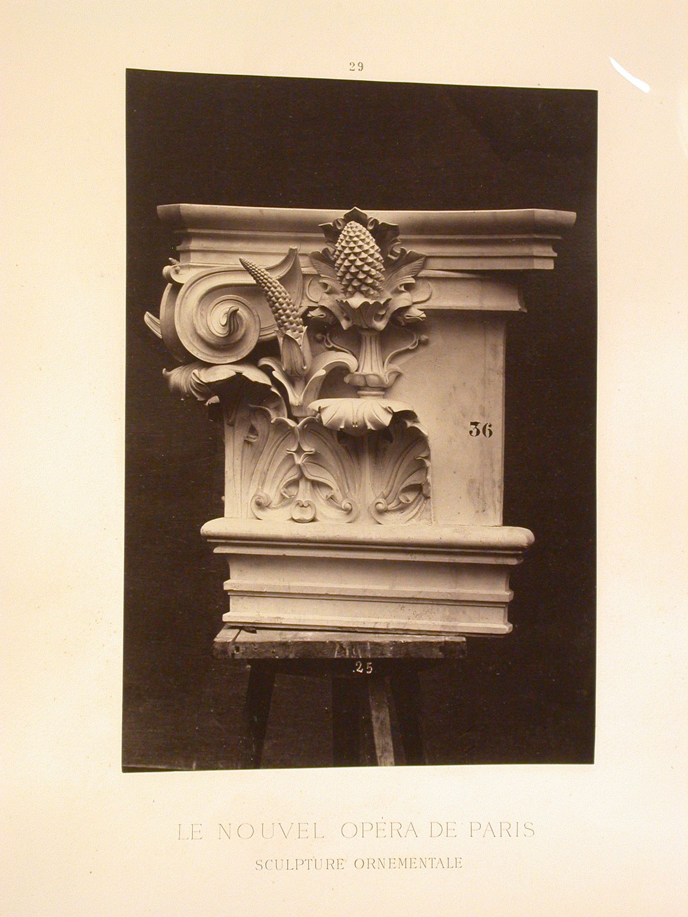 Chapiteau des pilastres intérieurs de la loggia