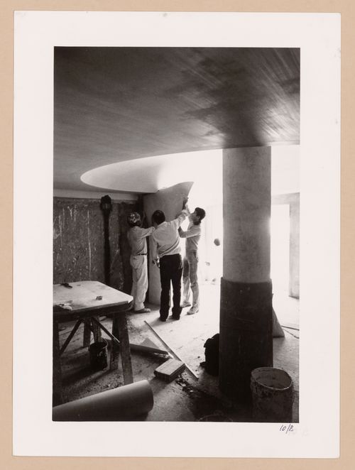 Álvaro Siza and two men on construction site of Apartamento J. M. Teixeira, Póvoa de Varzim, Portugal