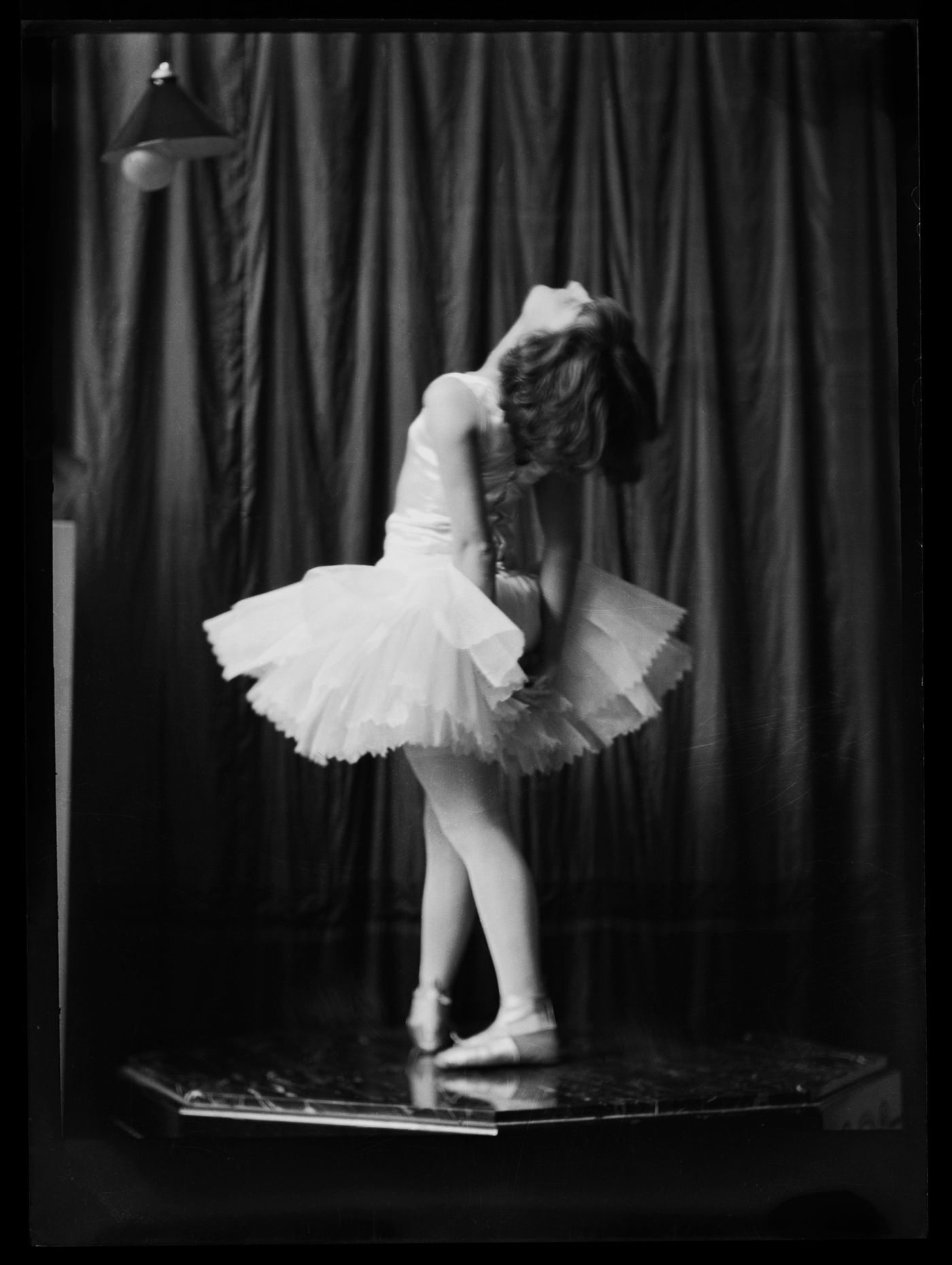 Portrait d'une femme en tutu, possiblement Clorinthe Perron