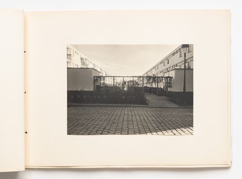 Exterior view of pergolas and gardens between type A housing units, Hellerhof Housing Estate, Frankfurt am Main, Germany