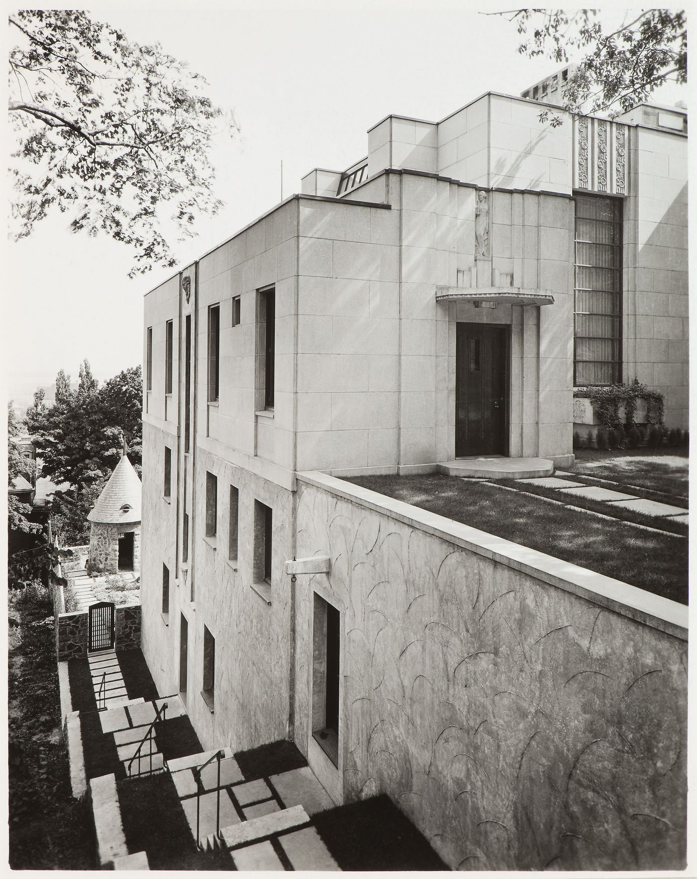 Vue de la façade est, maison Ernest Cormier, Montréal