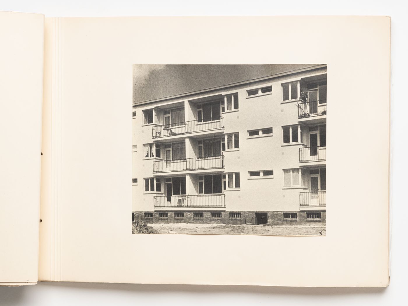 Exterior view of type B housing units, Hellerhof Housing Estate, Frankfurt am Main, Germany