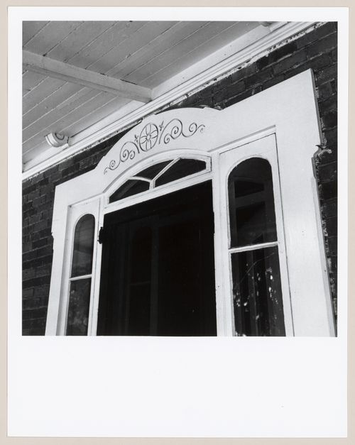 Entrée de porte de la maison de la famille Arsenault, L'Islet-sur-Mer, Québec