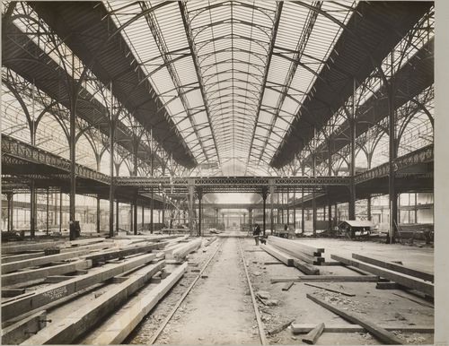 Exposition universelle internationale de 1900 (Paris, France): Interior view of building under construction for the exposition