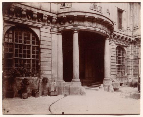 Hôtel de Beauvais: Courtyard, looking at entrance portico and street, Paris, France