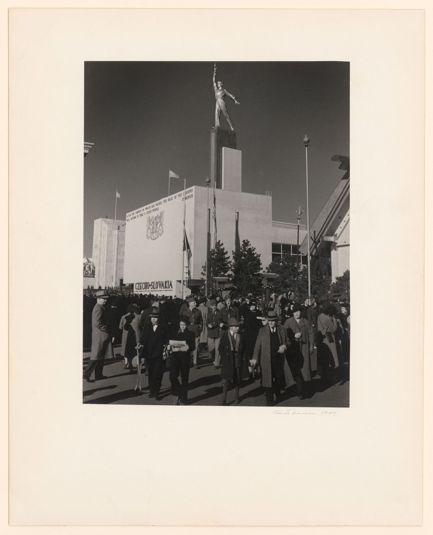 New York World's Fair (1939-1940): Crowds in front building titled Czechoslovakia, possibly part of Union of Soviet Socialist Republics Building