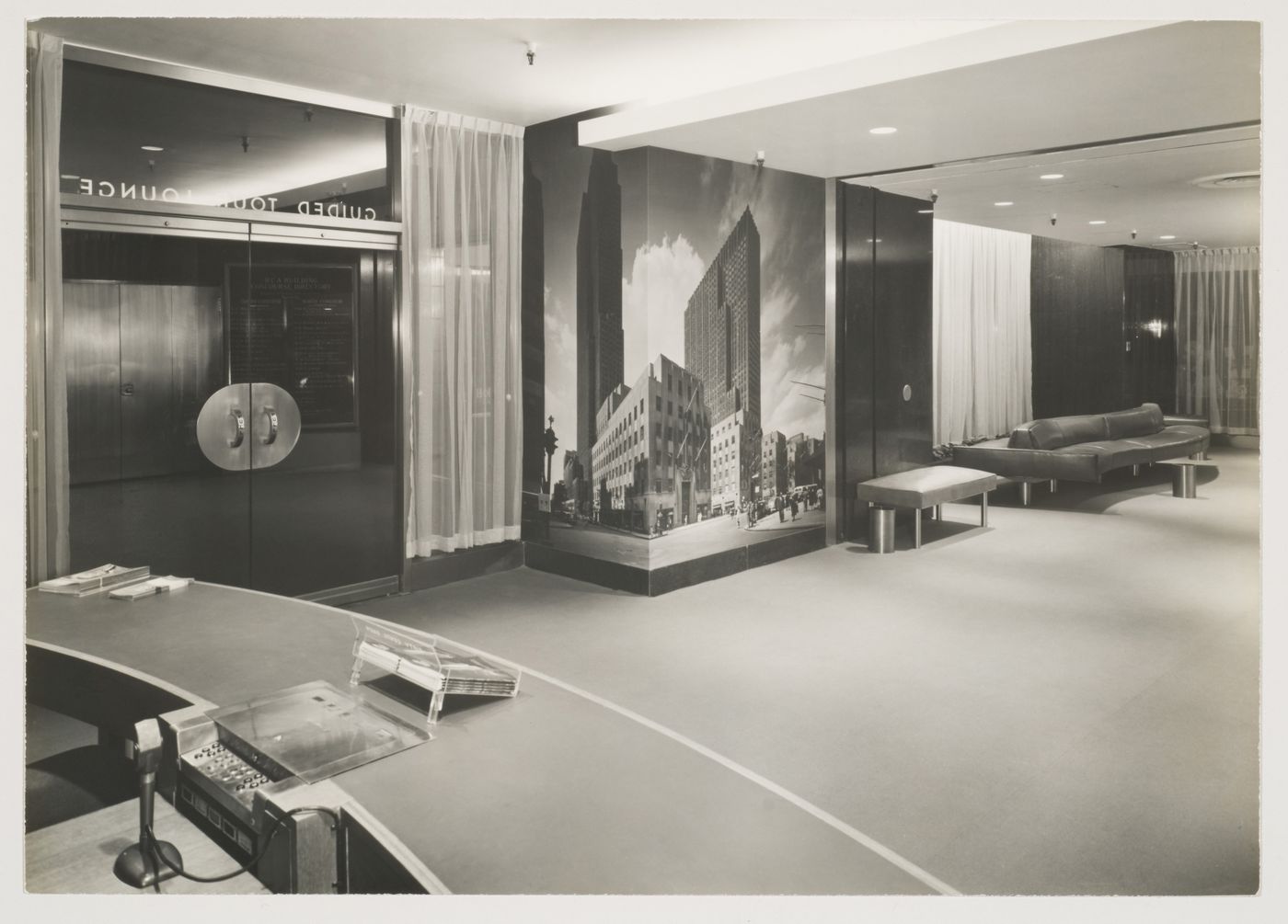 Vue du hall montrant une photographie murale de Wendell MacRae, Radio City Music Hall, New York