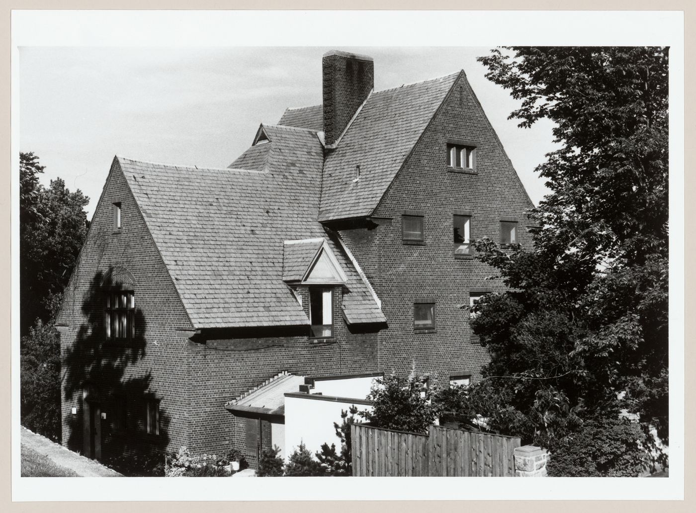 View of the rear façade and roof of a house, 38 Sunnyside Avenue, Westmount, Québec