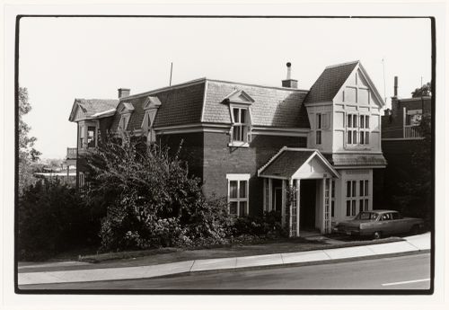 View of the principal and lateral façades of a house, 354 chemin de la Côte-Saint-Antoine, Westmount, Québec