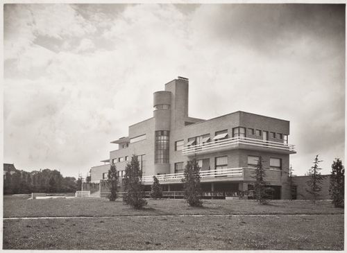 Vue de la façade sud-est de la Villa Cavrois à Croix, France