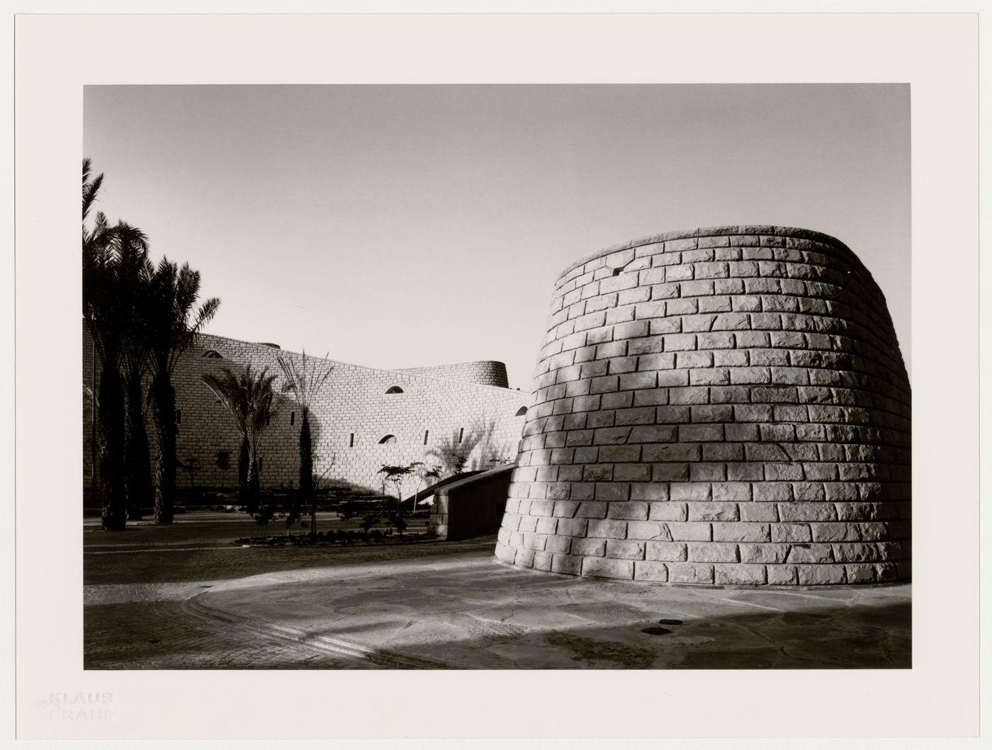 View of lateral façade of the Diplomatic Club showing courtyard garden [?], Wádi Hanifa, Riyadh, Saudi Arabia