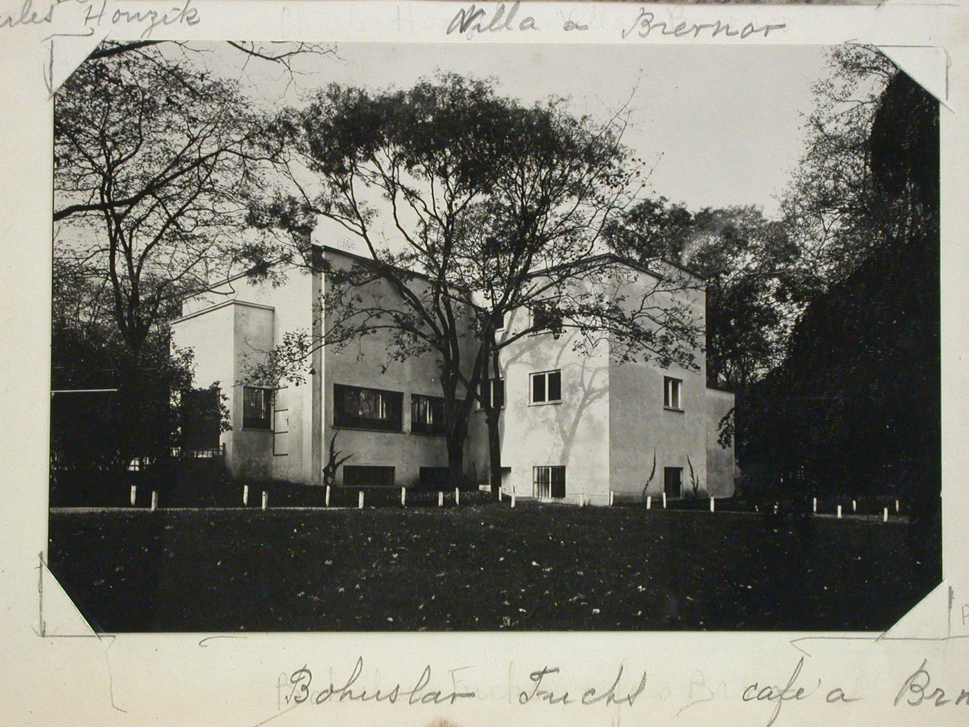 Café à Brno. Bohuslav Fuchs. Atelier de Sandalo