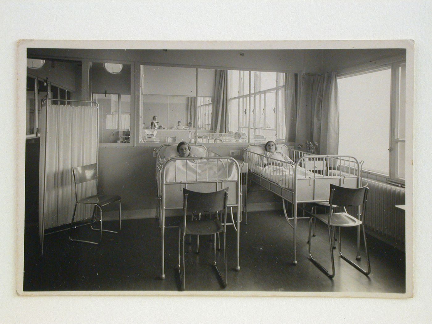 The Diaconessen - inrichting extension, childrens ward, two children in bed with view through window into other, Rotterdam, Netherlands