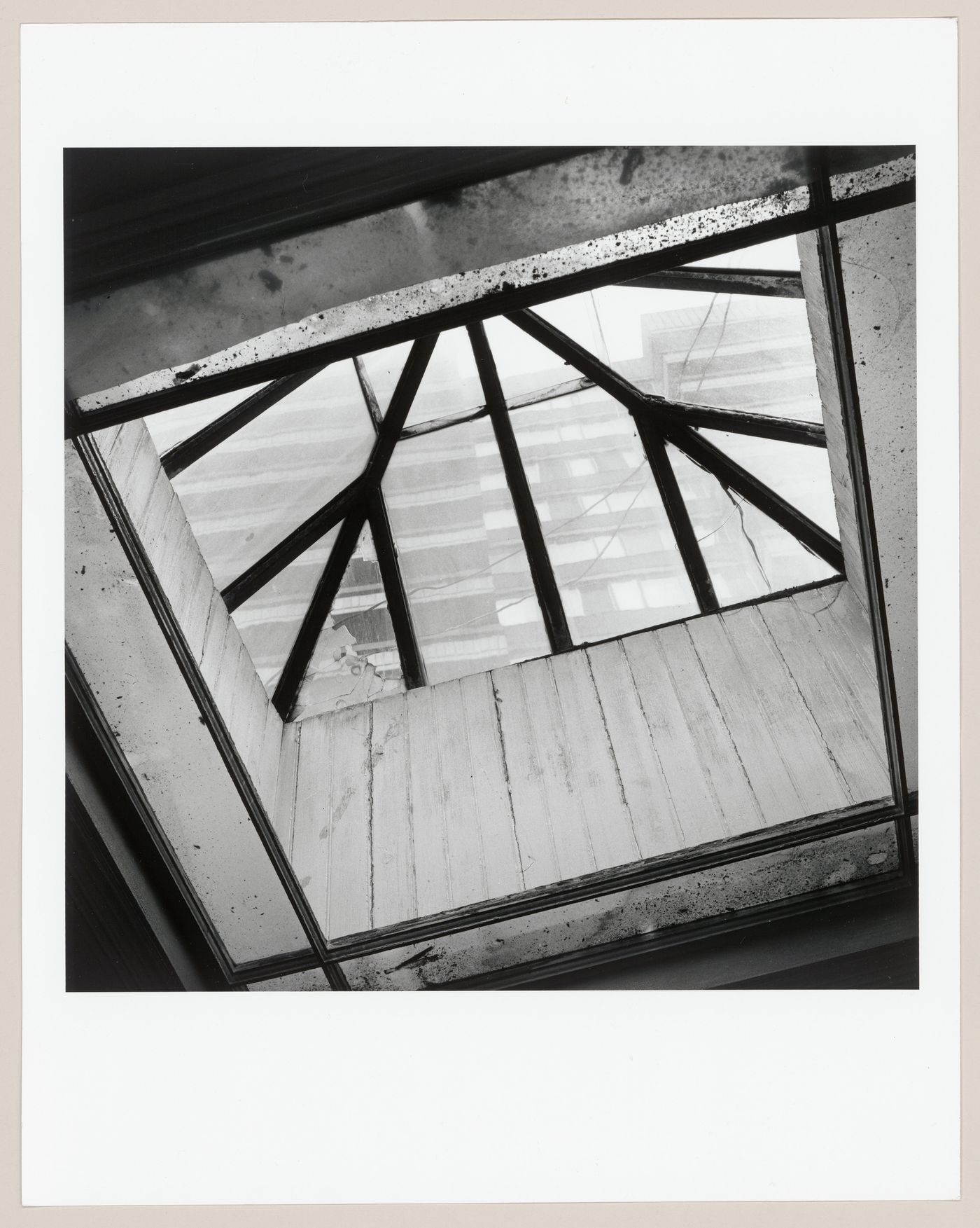 Interior view of the second floor bathroom skylight of Slessor House, 1538 avenue Dr. Penfield, Montréal, Québec