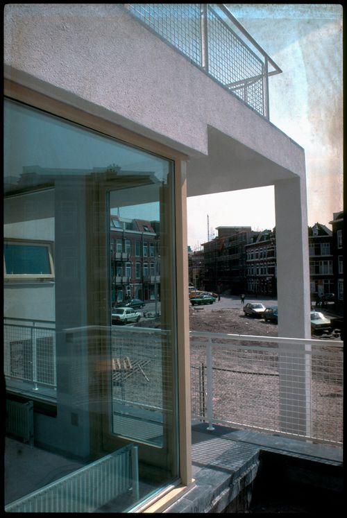 Exterior view of Duas habitações e duas lojas [Housing and shopping complex, Schilderswijk], The Hague, The Netherlands