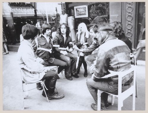 Photograph of students seated in a circle for Vestirsi Di Siede