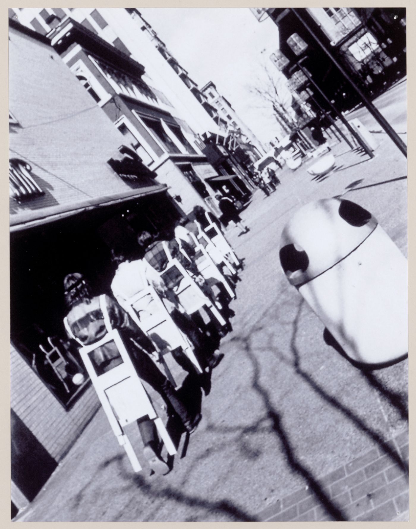 Photograph of students walking down the street for Vestirsi Di Siede
