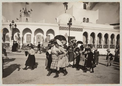 Visite d'une école de filles au Trocadéro, Exposition Universelle de 1900, Paris
