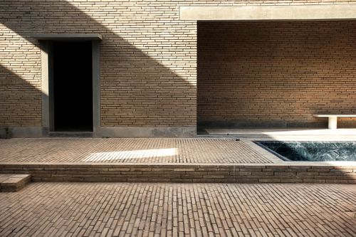 Ahmedabad House : view of the courtyard with marble lined pool