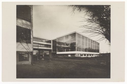 Exterior view of the Bauhaus building showing the housing wing of Dessau Technical School and the administration and workshop wings, Dessau, Germany