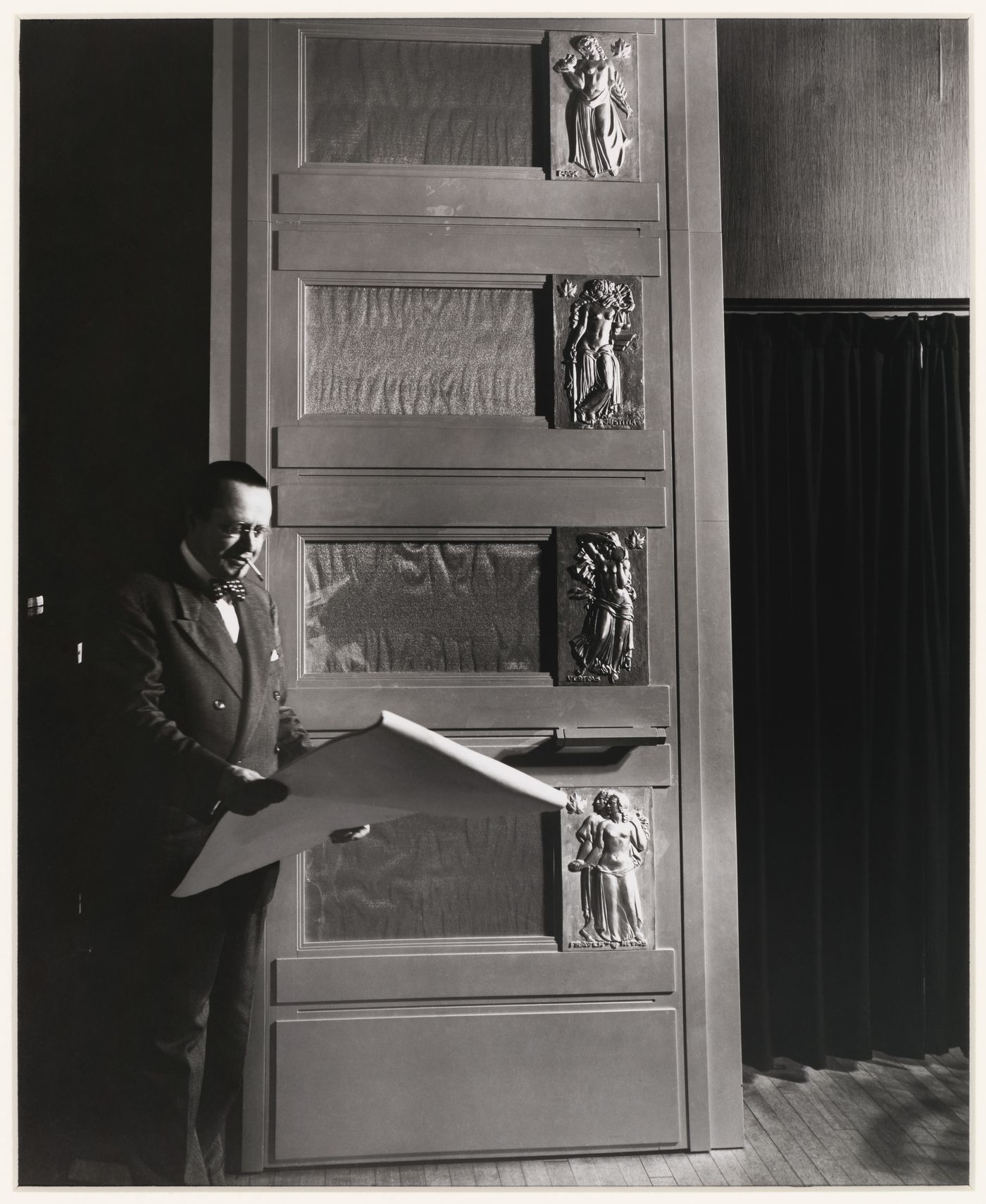 Ernest Cormier devant la maquette d'une porte de l'immeuble de l'Assemblée générale des Nations unies, New York