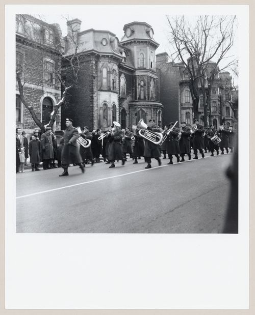 Défilé militaire avec fanfare, sur la Grande-Allée près du Parlement, Québec, Québec
