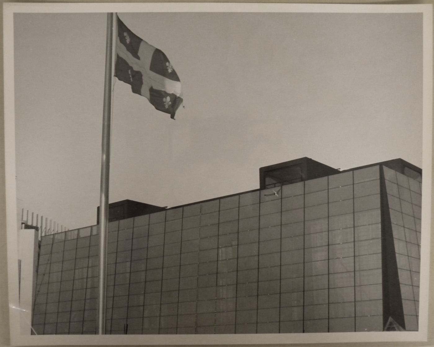 Partial view of the Province of Quebec Pavilion and of a mast with the Quebec flag, Expo 67, Montréal, Québec