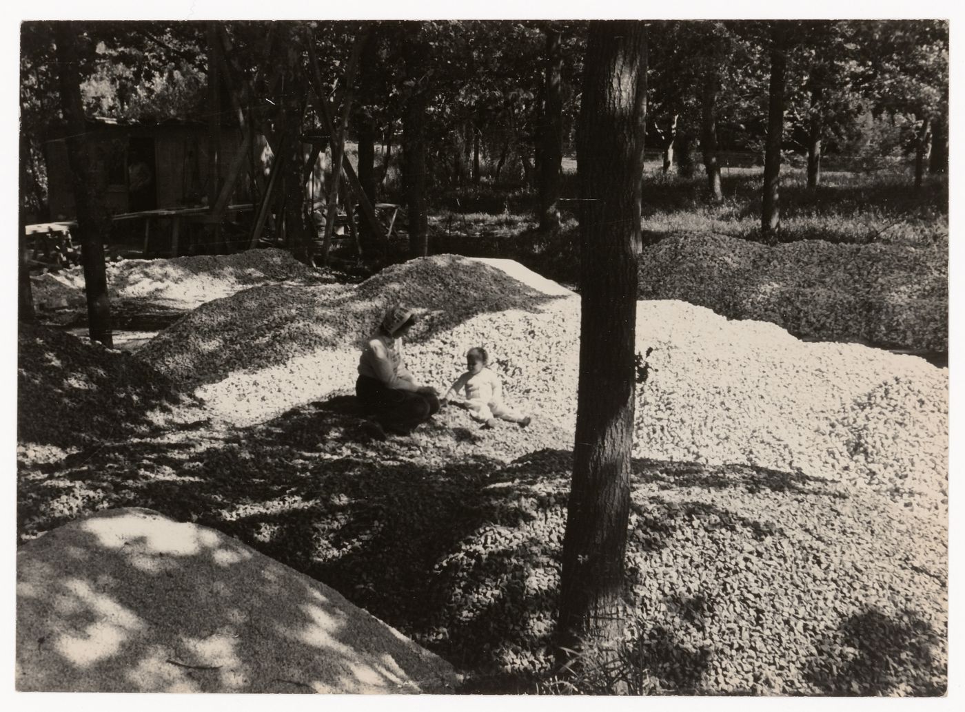 Photograph of Delfina Gálvez de Williams and Veronica Williams on the construction site for Casa sobre el arroyo, Mar del Plata, Argentina