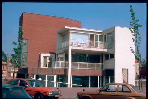 Exterior view of Duas habitações e duas lojas [Housing and shopping complex, Schilderswijk], The Hague, The Netherlands