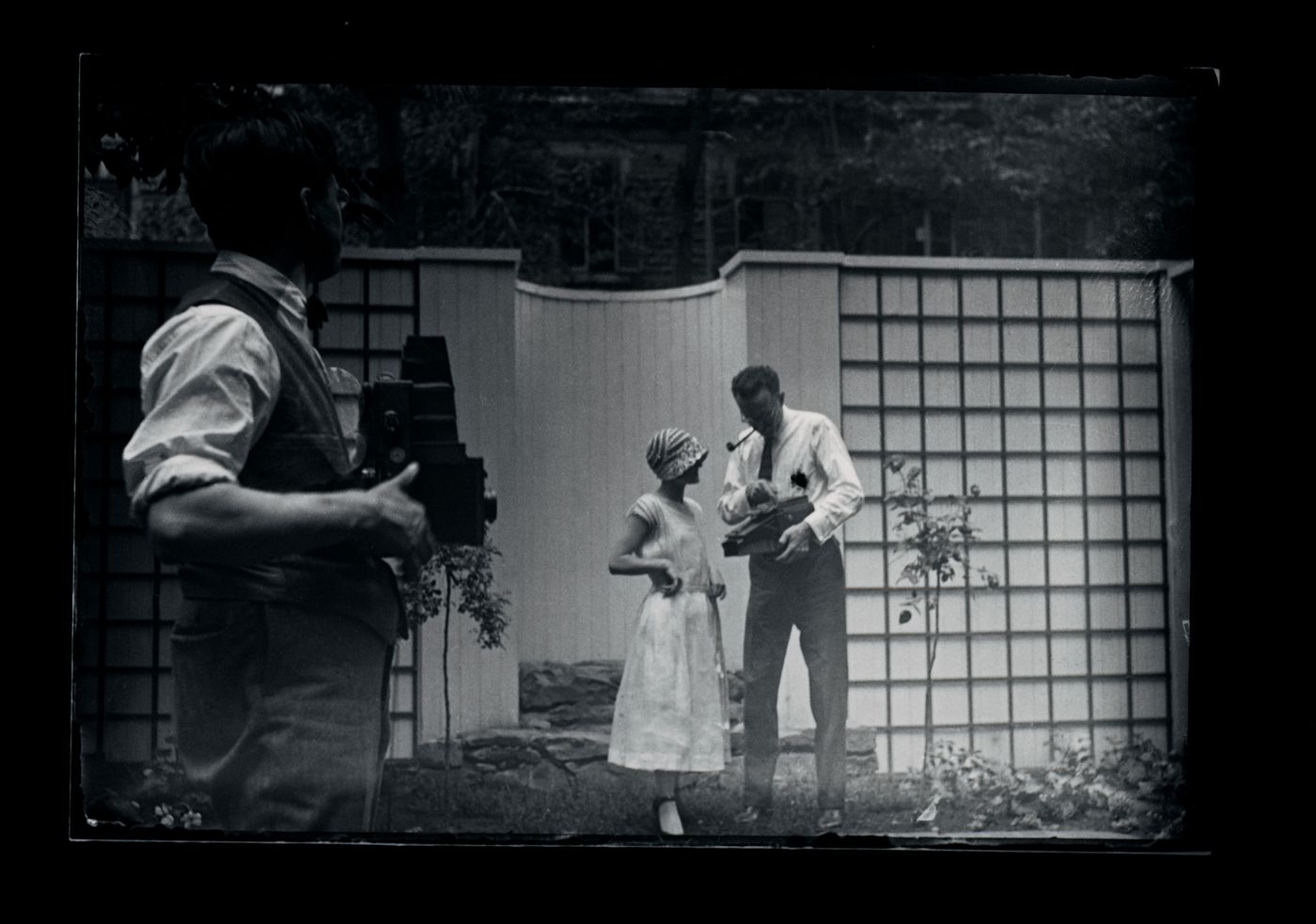 Ernest Cormier, Cécile Perron, et Fernand Préfontaine au jardin du studio d'Ernest Cormier, Montréal