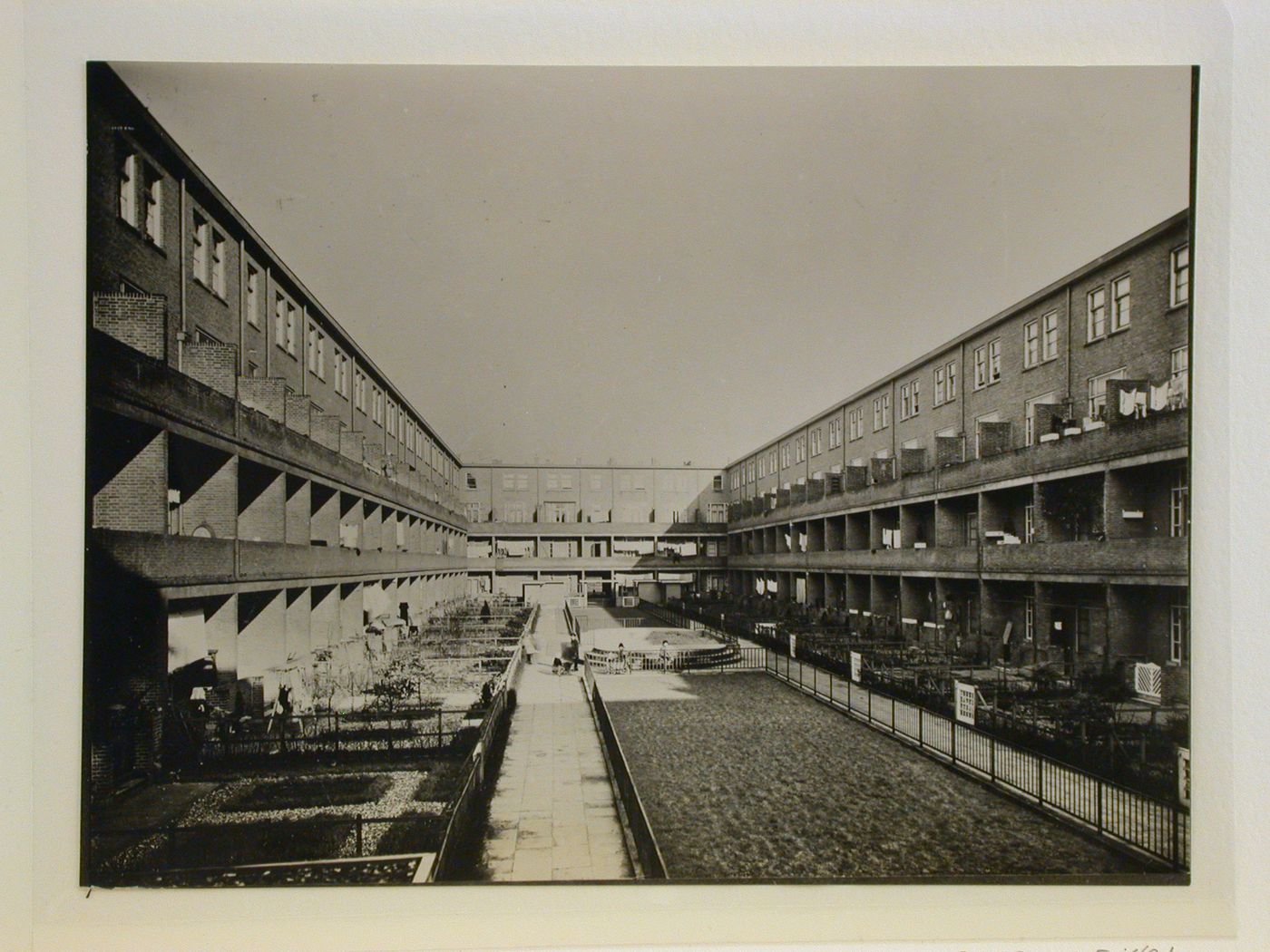 Maisons ouvrières Tuschendijken. Rotterdam. Arch. J.J.P. Oud. Cour avec salles