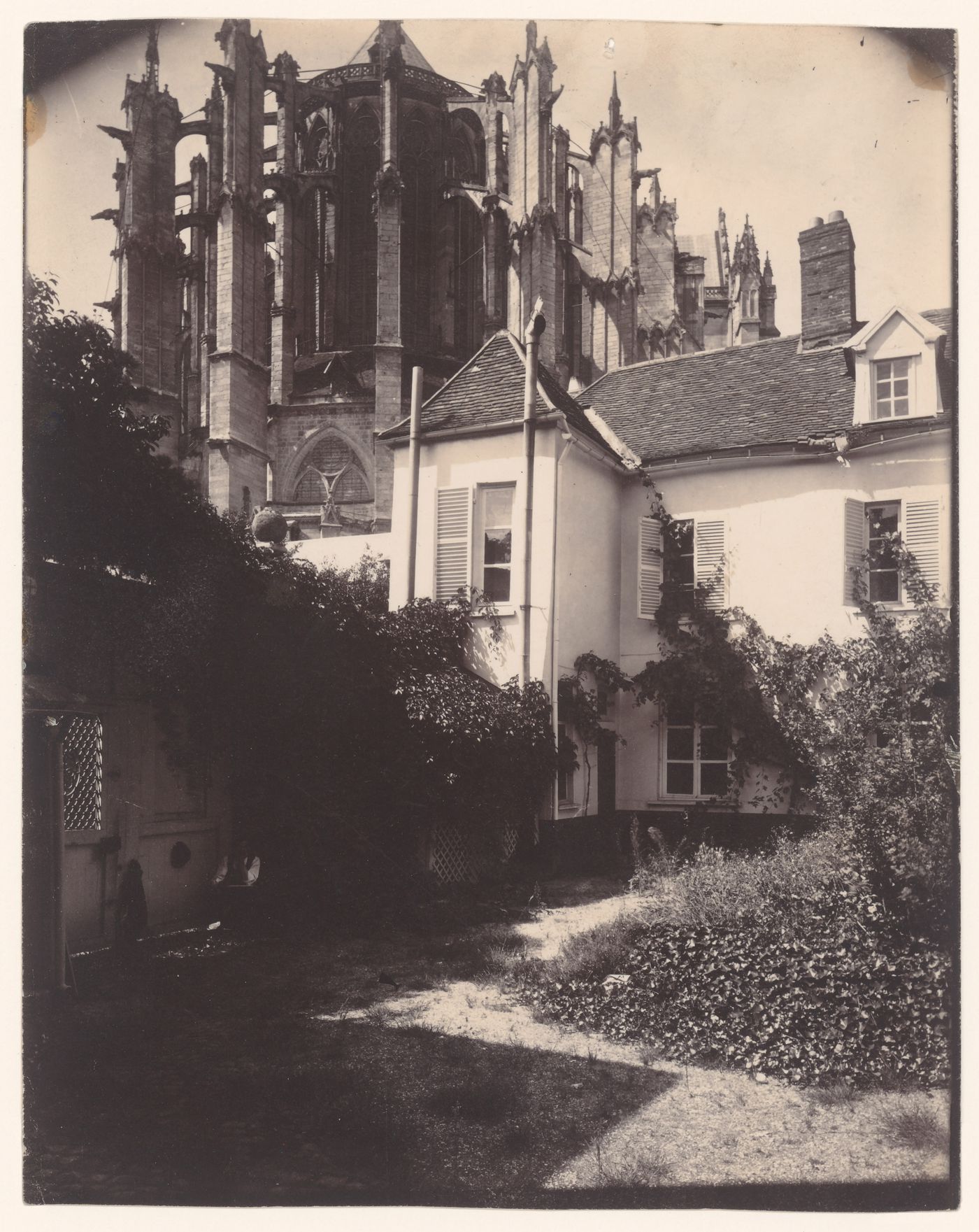 Rue de Sable Gelée, house and garden with Beauvais cathedral in background, Beauvais, France
