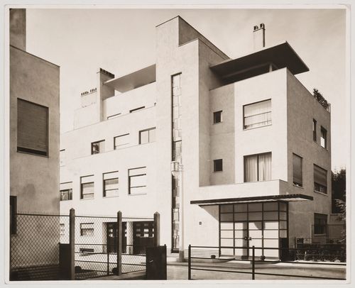 Corner view of main façade, Reifenberg House, no. 4-6, rue Mallet-Stevens, Auteuil district, Paris, France