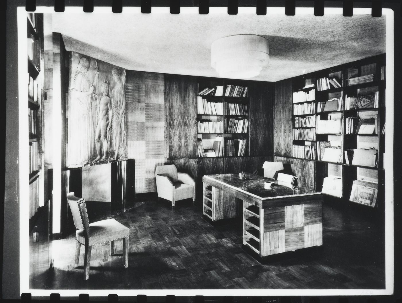 Vues de la bibliothèque et des chambres dans la maison d'Ernest Cormier, Montréal