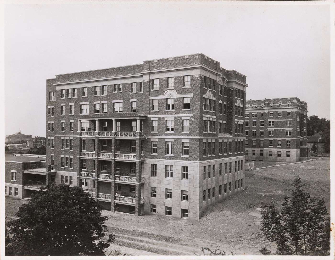 View of the lateral façades of Institut Nazareth (now the Centre Hospitalier Côte-des-Neiges), 4565 chemin Queen-Mary, Montréal, Québec
