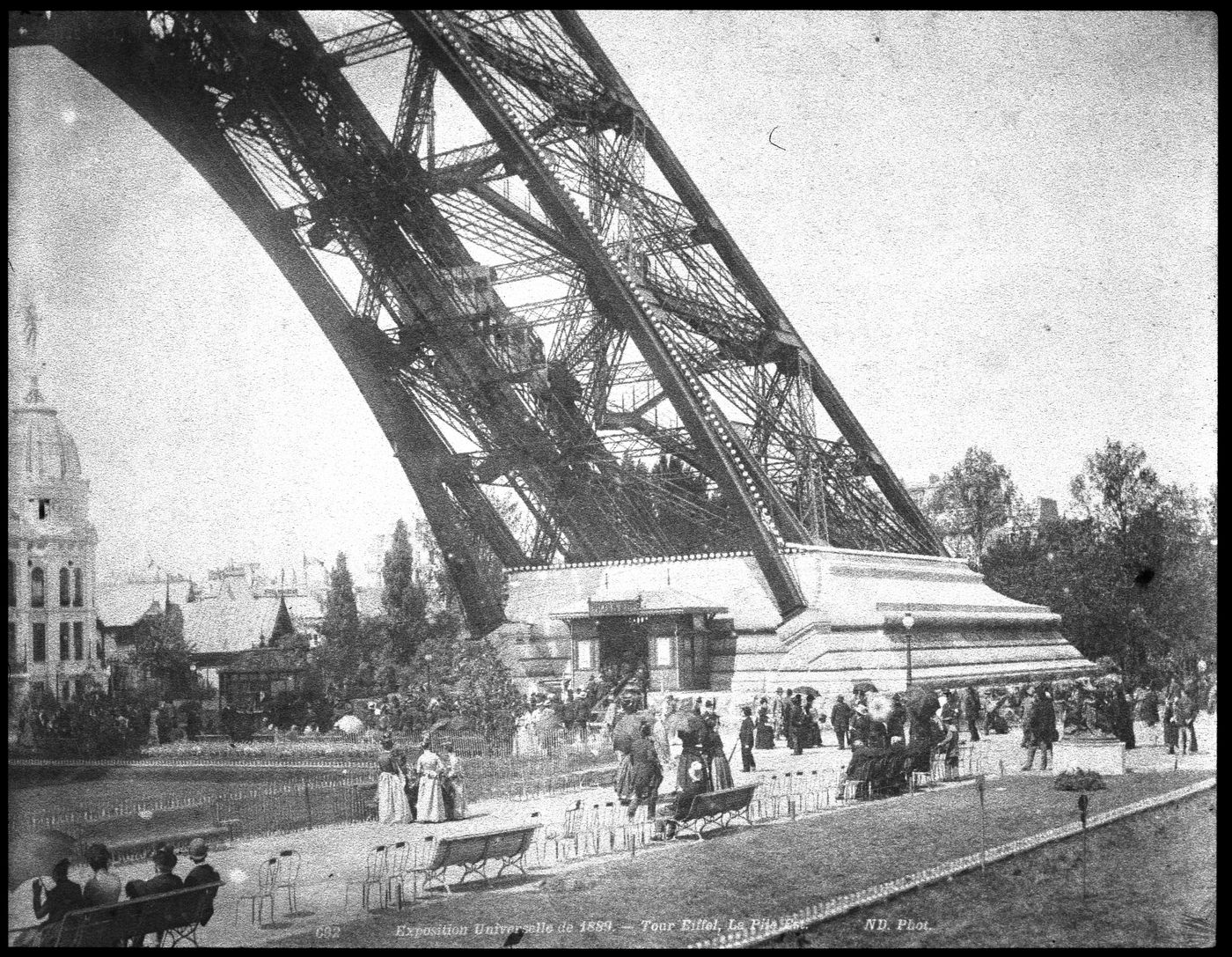 Plate from album ''La Tour Eiffel''