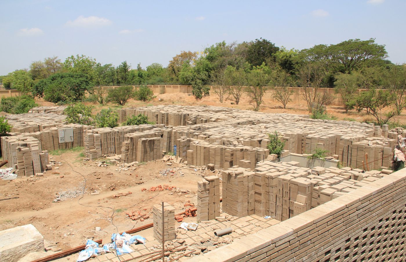 Ahmedabad House : storage of pressed-earth bricks on site