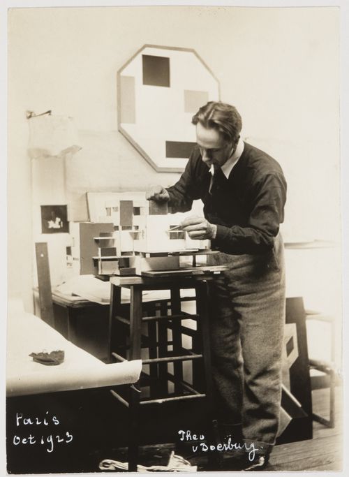 Theo van Doesburg travaillant sur la maquette de la Maison particulière, Paris. 1923