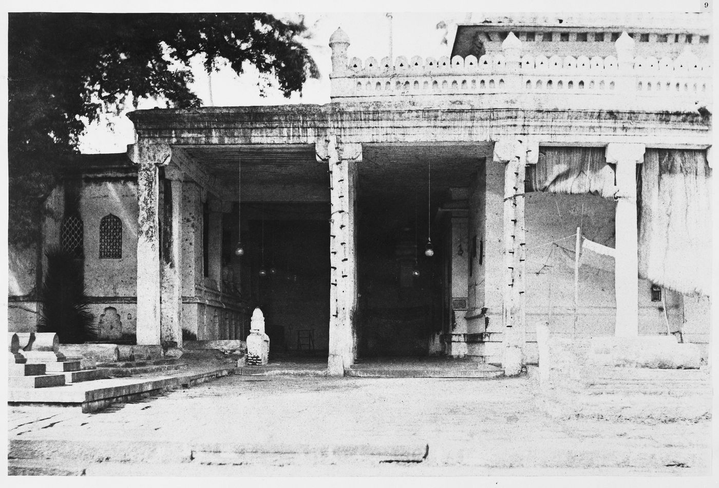 Trichinopoly.  Wallajah's tomb in the musjid [of Nutter Owleah].