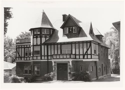 View of the principal and lateral façades of a house, 12 Aberdeen Avenue, Westmount, Québec