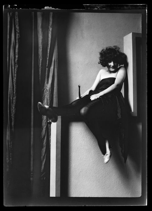 Portrait de Clorinthe Perron posant dans le studio d'Ernest Cormier, Montréal