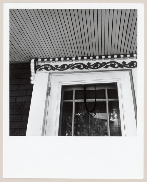 Vue partielle d'une entrée de porte  d'une maison,  près de  L'Islet-sur-Mer, Québec