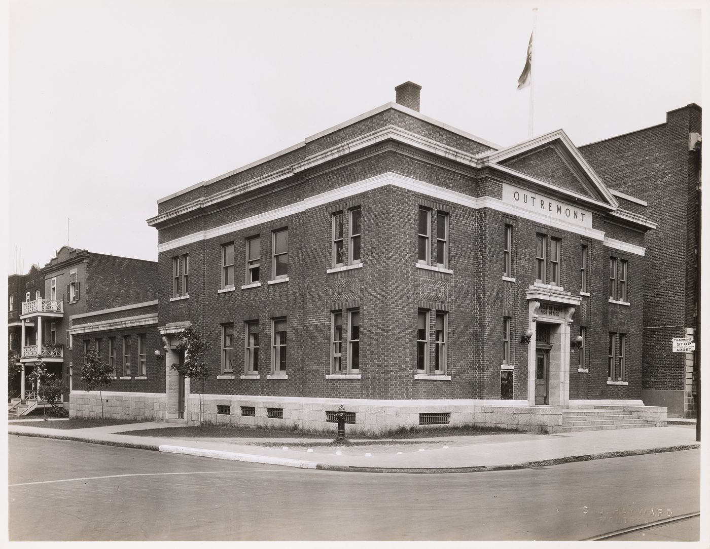 View of the principal and lateral façades of the Bureau de Poste d'Outremont (now the Caisse populaire d'Outremont), 1148 avenue Bernard, Outremont, Québec