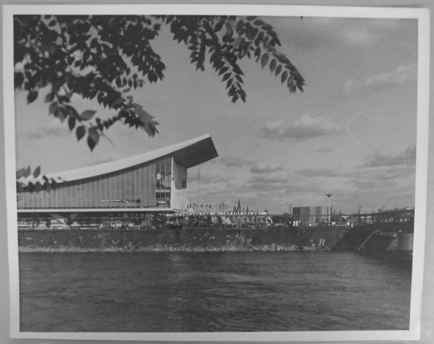 Side view of the Pavilion of the Soviet Union from the Île Sainte-Hélène, Expo 67, Montréal, Québec