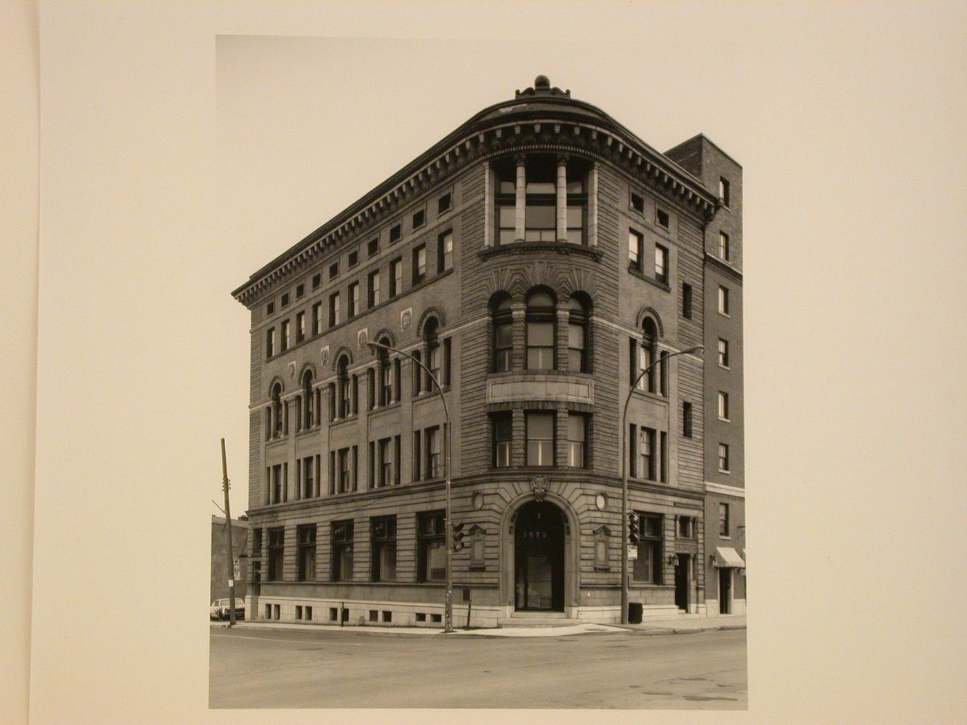 Corner view of building, 1870 rue Notre-Dame, Montréal, Québec