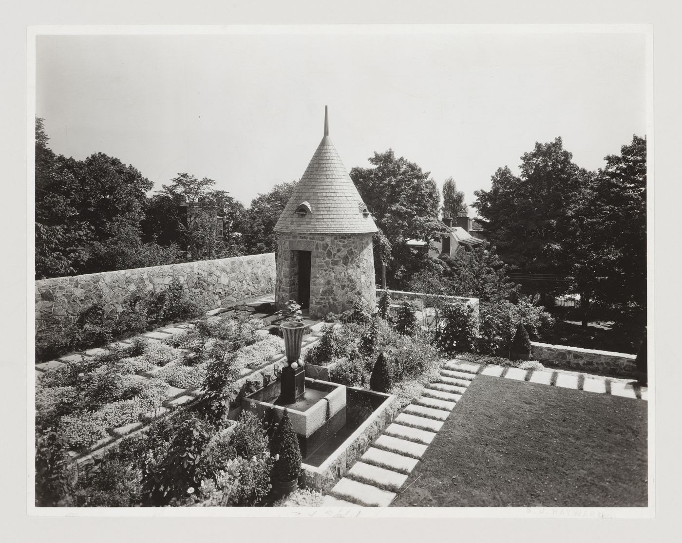 Vue du jardin, Résidence Ernest Cormier, 1418 Avenue des Pins Ouest, Montréal, Canada