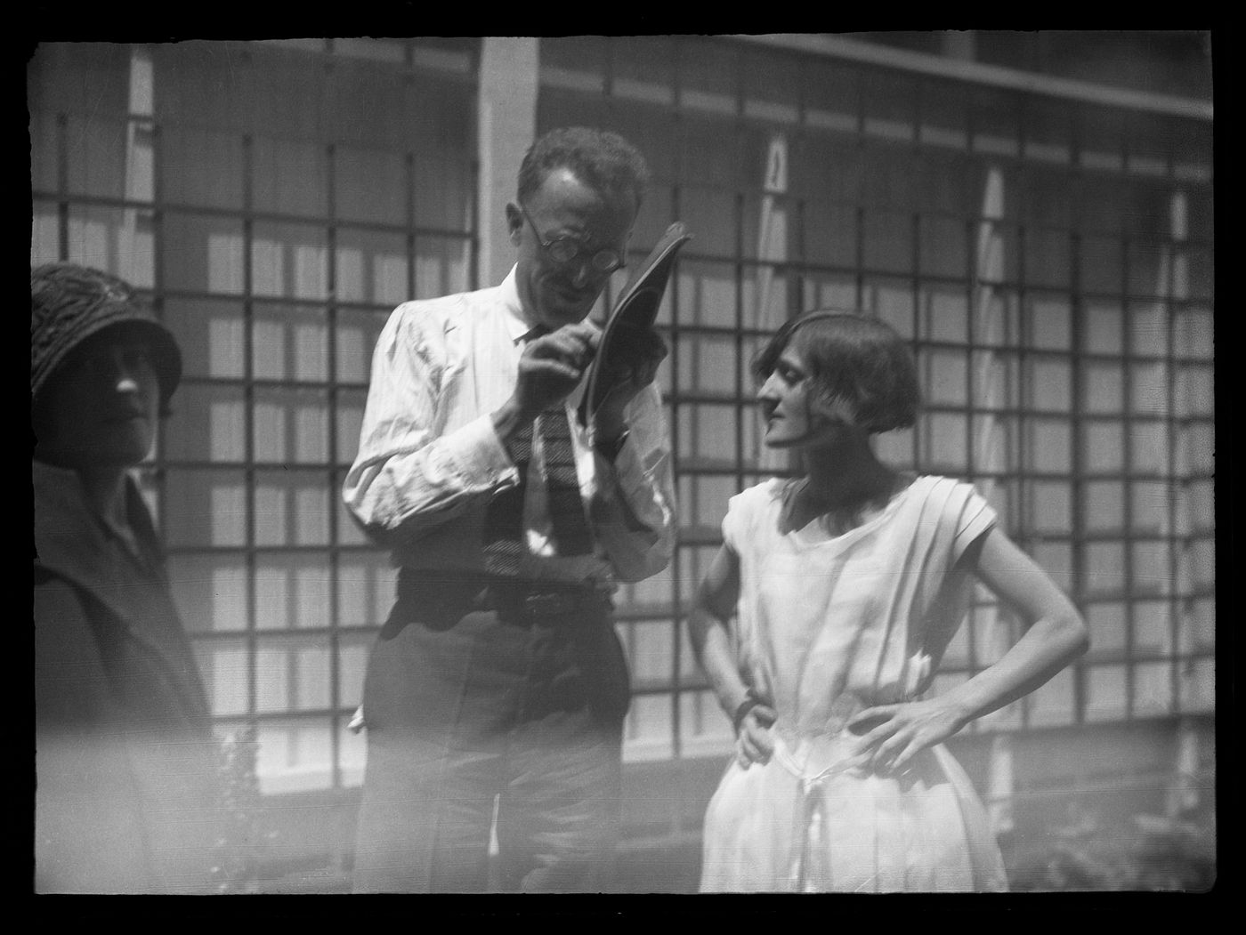 Portrait de Fernand Préfontaine et Cécile Perron dans le jardin du studio d'Ernest Cormier, Montréal