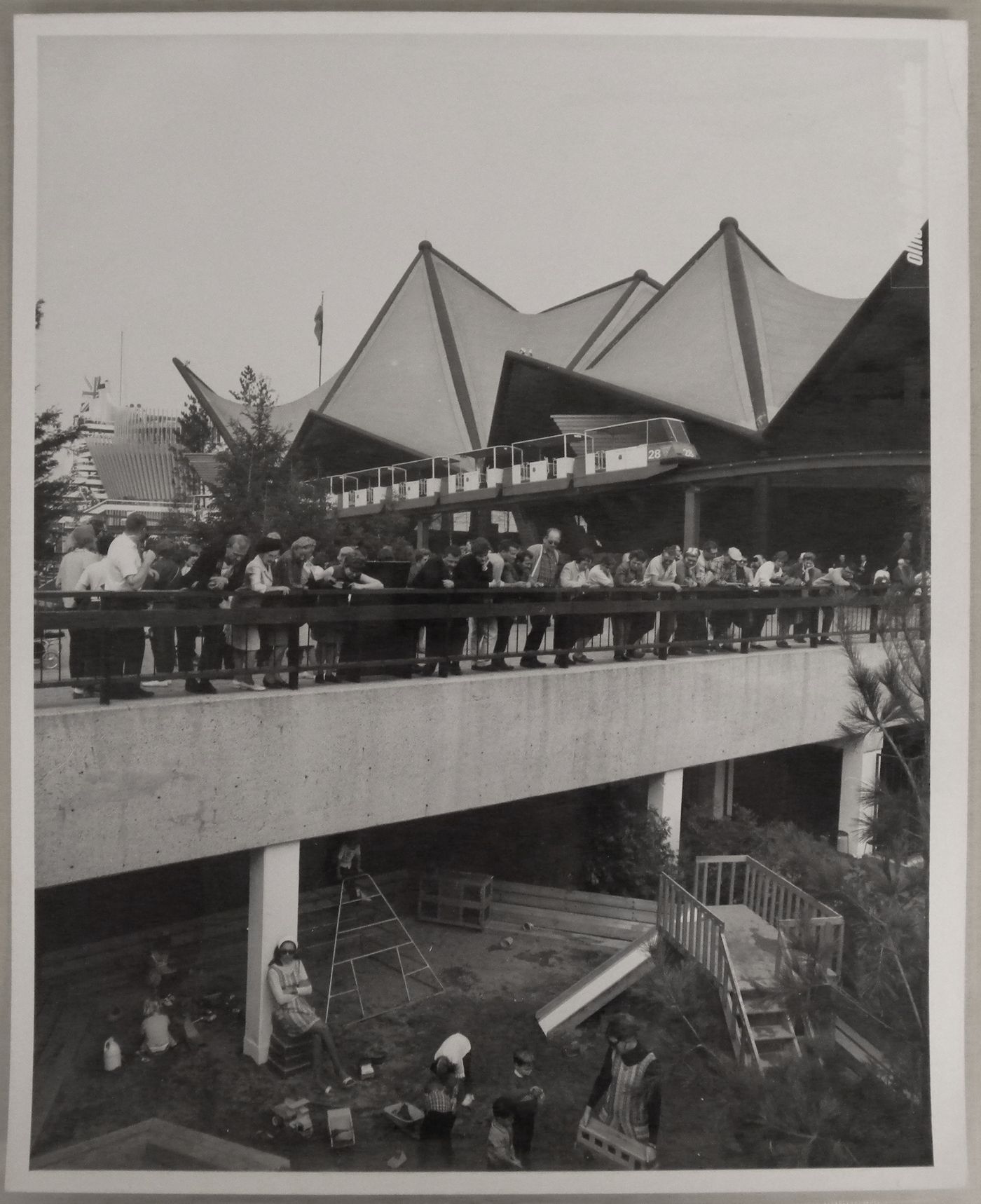 Partial view of the Ontario Pavilion with the minirail and the kindergaten in foreground, Expo 67, Montréal, Québec